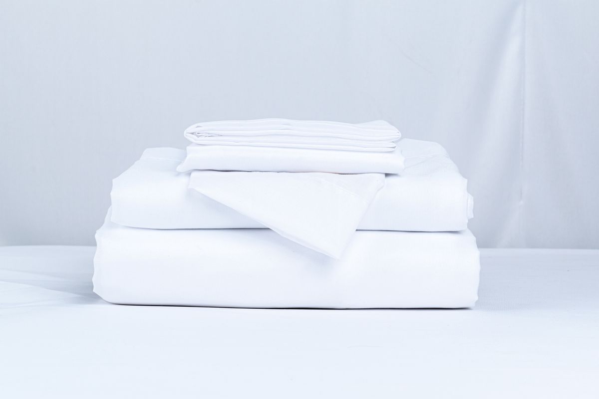 Cotton vs Microfiber Bedsheets: Health, Sleep Quality & Longevity Breakdown